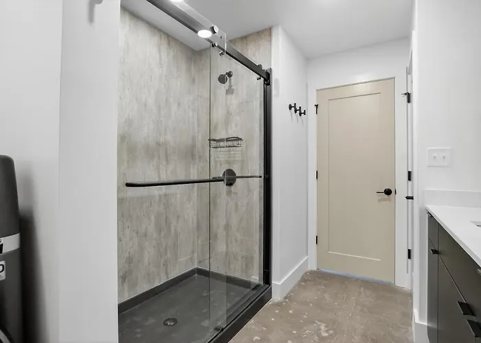 Beacon Living Sleek & Cozy 2br Flat